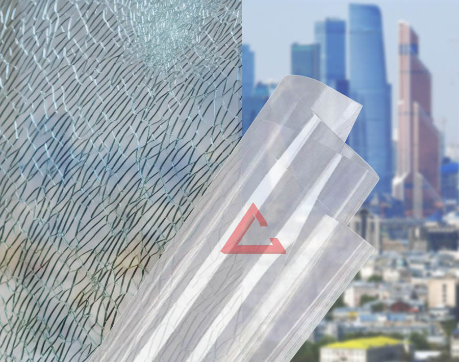 Демонстрация LUXFIL SAFETY 11 MIL: треснувшее стекло удерживается пленкой