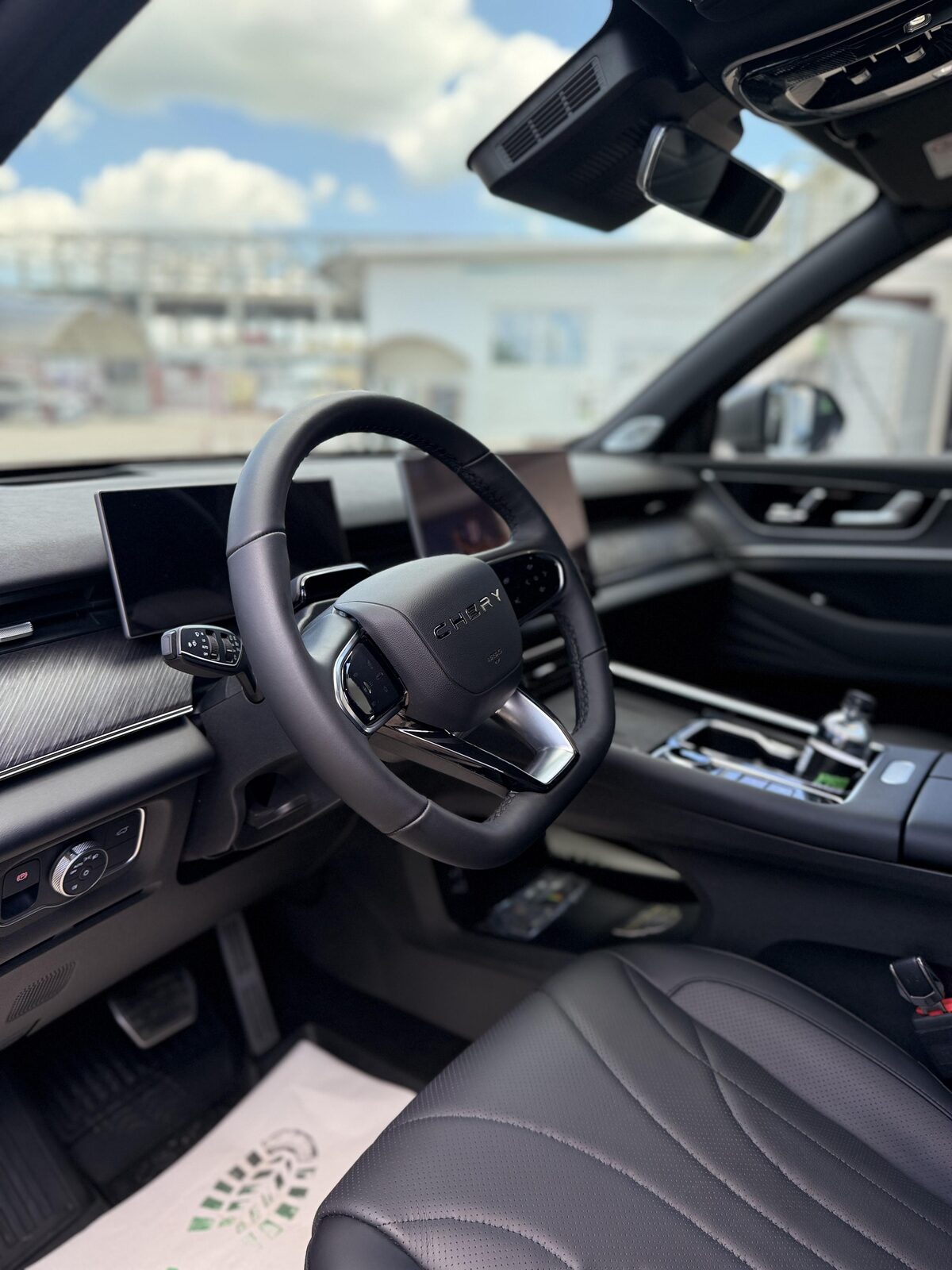 Chery Tiggo 9 — смена цвета в Silver мат, антихром, керамика и оклейка салона 12 Руль и торпедо Chery Tiggo 9 после комплекса
