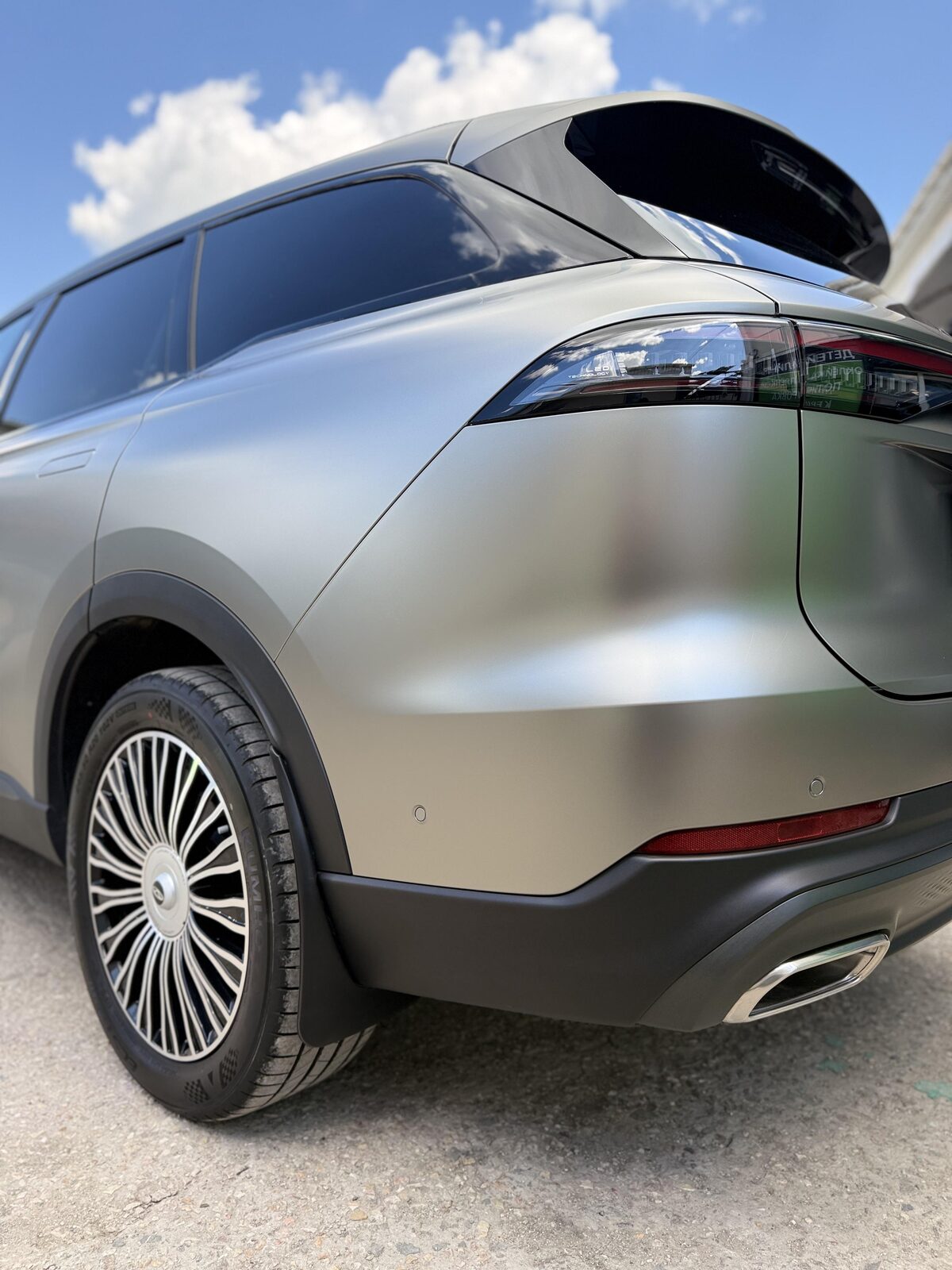 Chery Tiggo 9 — смена цвета в Silver мат, антихром, керамика и оклейка салона 7 Игра света на матовой плёнке Silver