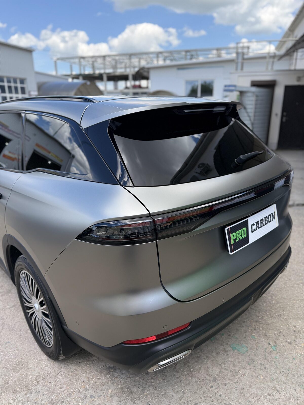 Chery Tiggo 9 — смена цвета в Silver мат, антихром, керамика и оклейка салона 6 Chery Tiggo 9 Silver мат — задняя часть и линия крыши