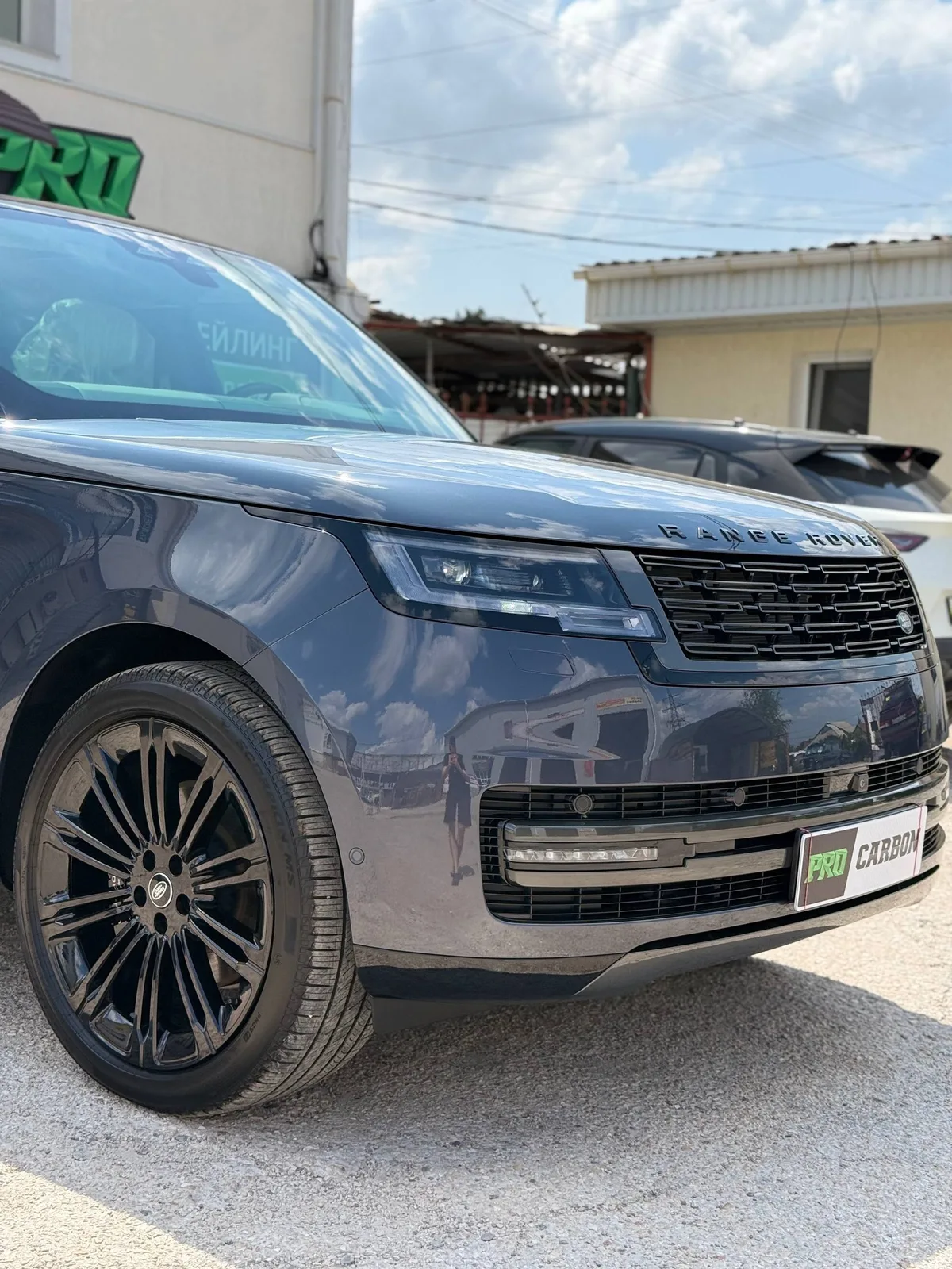 Range Rover: полная защита кузова и салона 4 Range Rover в антигравийной плёнке, передний ракурс