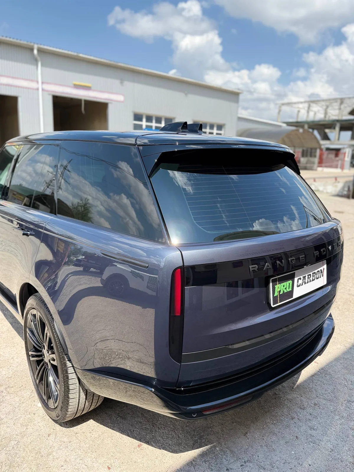 Range Rover: полная защита кузова и салона 2 Range Rover после оклейки плёнкой Vector, вид спереди