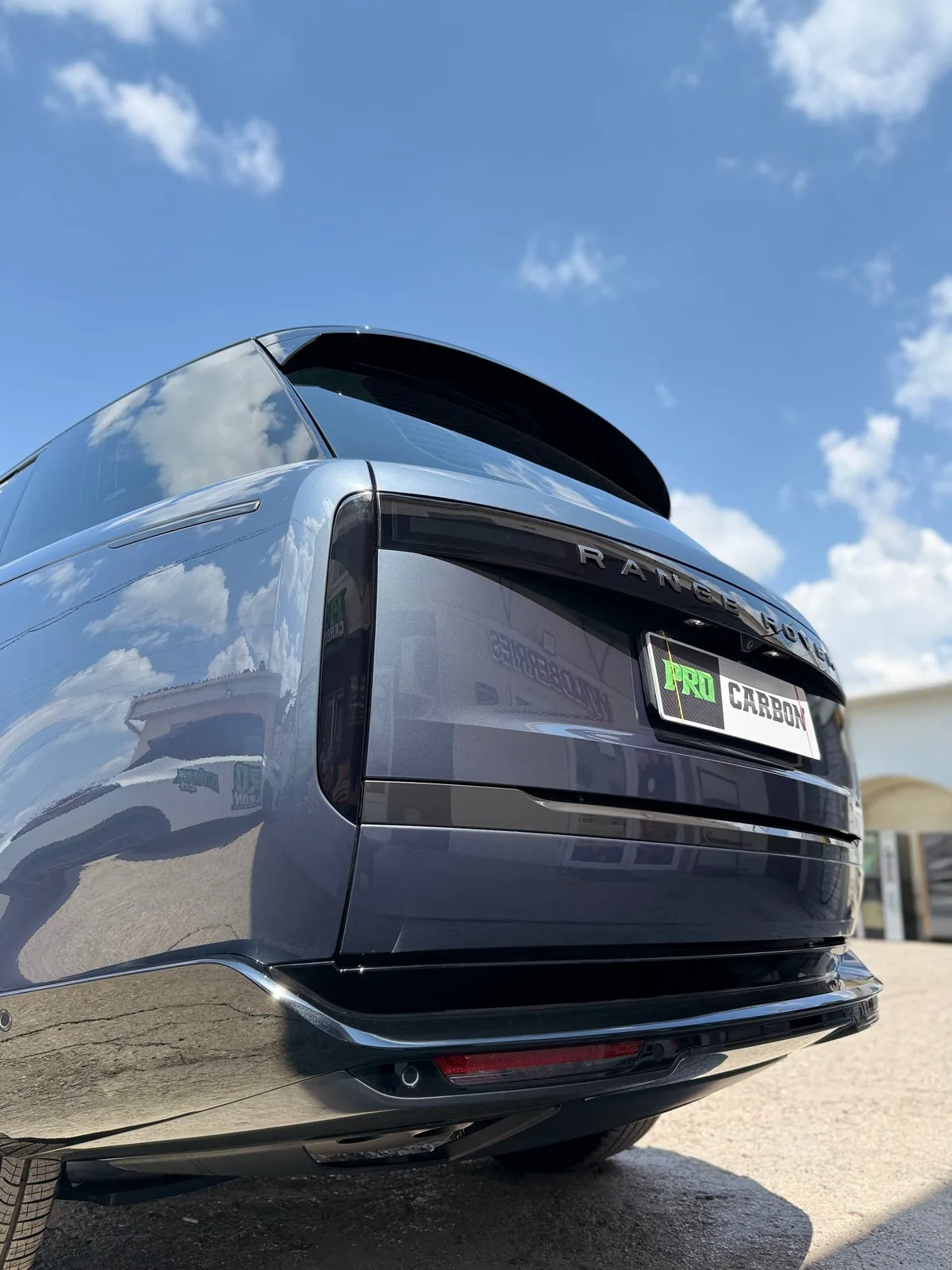Range Rover: полная защита кузова и салона 7 Задний бампер Range Rover под антигравийной плёнкой