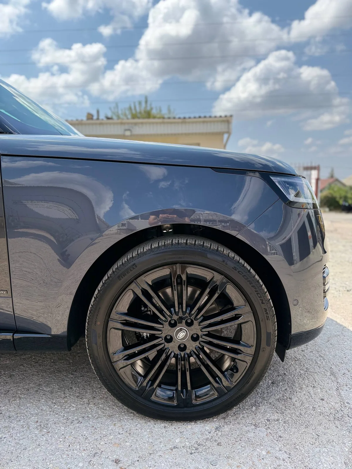 Range Rover: полная защита кузова и салона 5 Переднее крыло и колесо Range Rover после оклейки